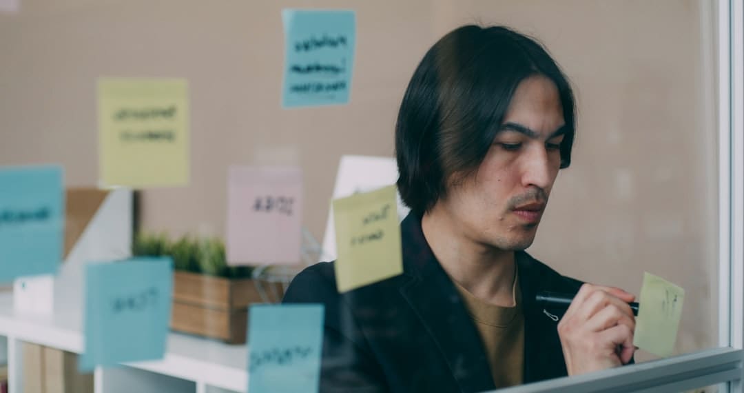 盯着拾荒老人不放，是怜悯？还是想遮羞？
